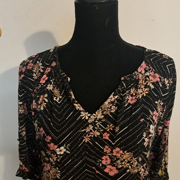 Maurices 3/4 Sleeve Tunic Size MD.. Keyhole Front Fasten.. Black Floral Print - Picture 2 of 8